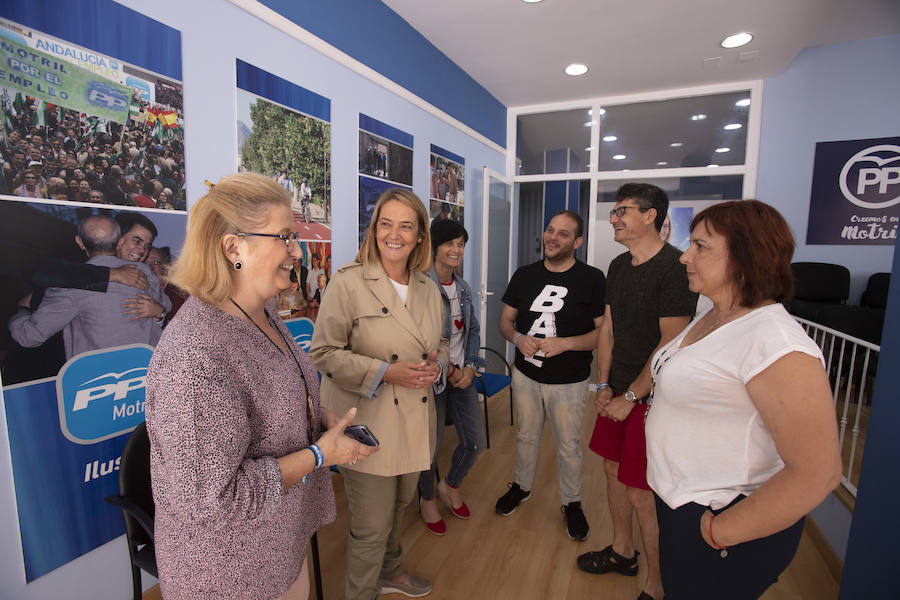 Luisa García Chamorro, contenta con su equipo tras sellar el pacto con Ciudadanos, ayer en la sede del PP. 