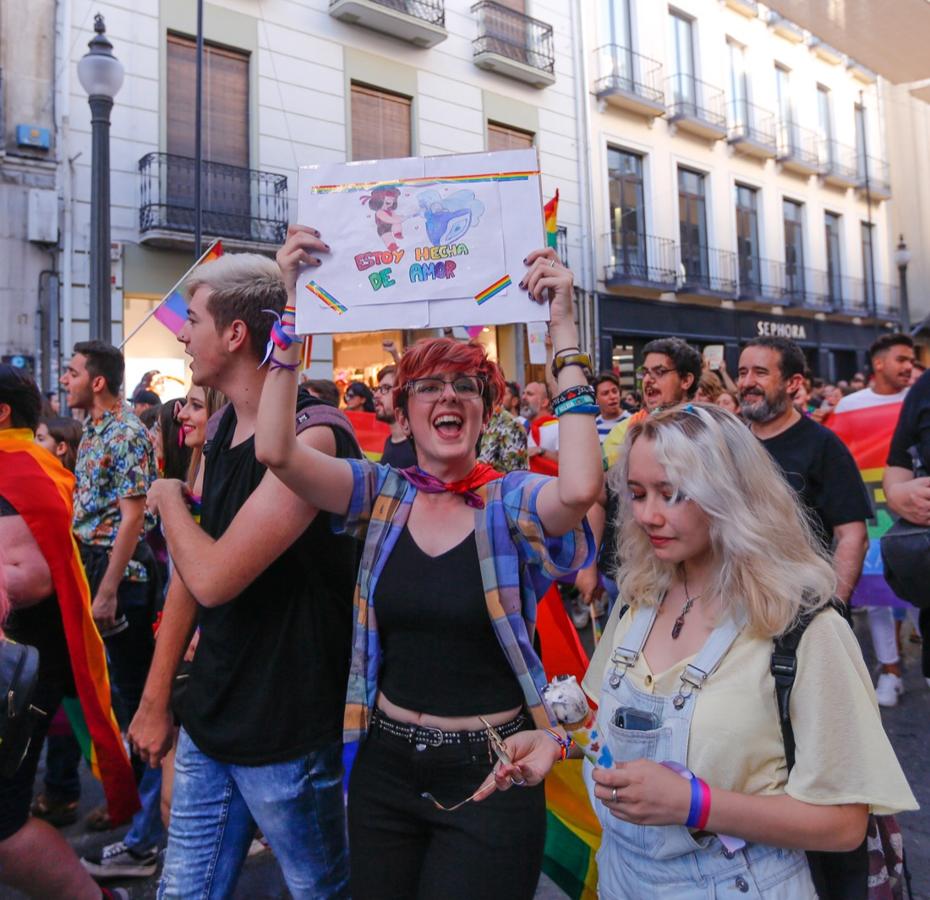 La demora en el corte del tráfico retrasa la celebración, pero más de mil personas recorren las calles para celebrar los derechos LGTBI