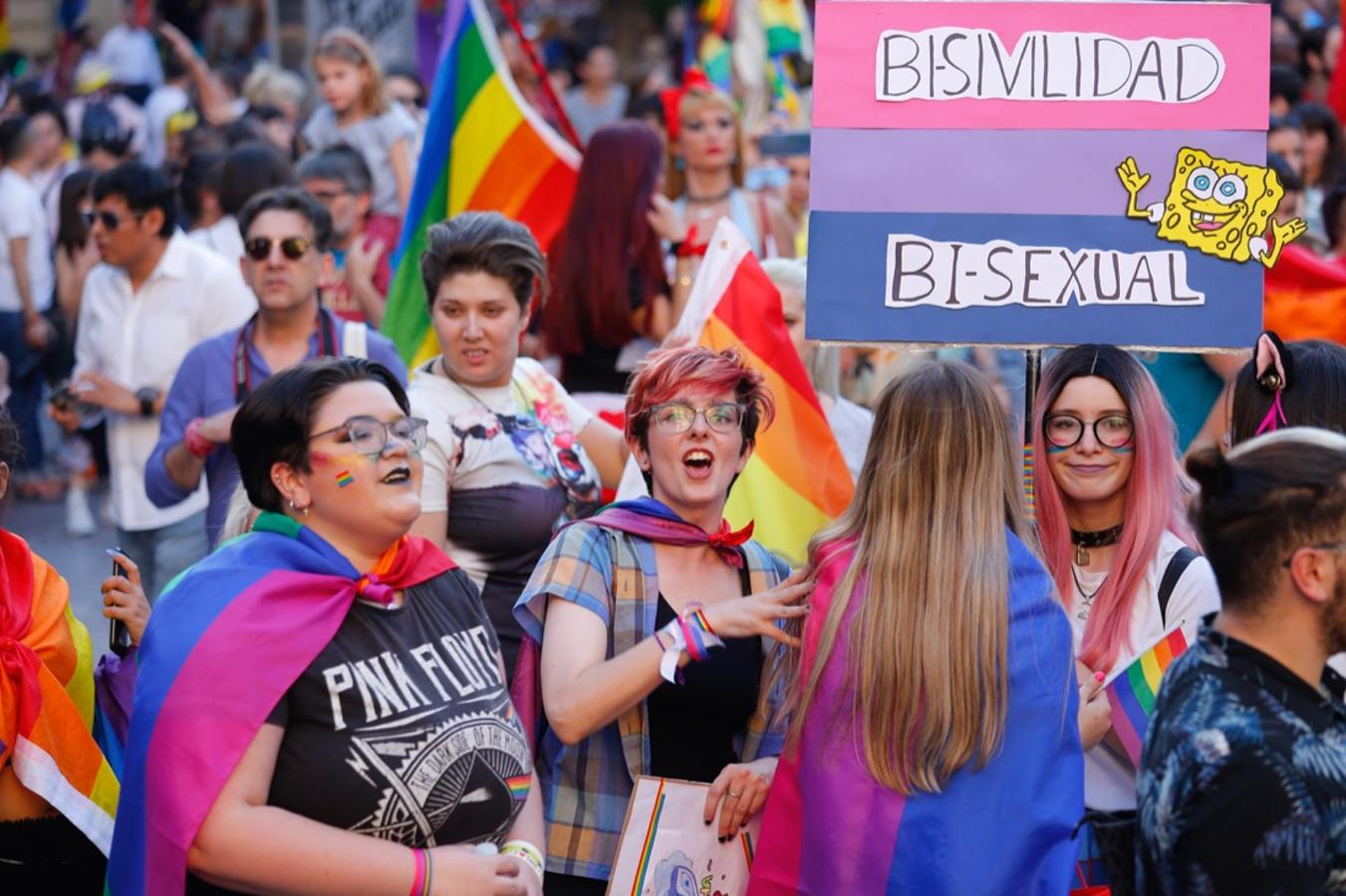 La demora en el corte del tráfico retrasa la celebración, pero más de mil personas recorren las calles para celebrar los derechos LGTBI