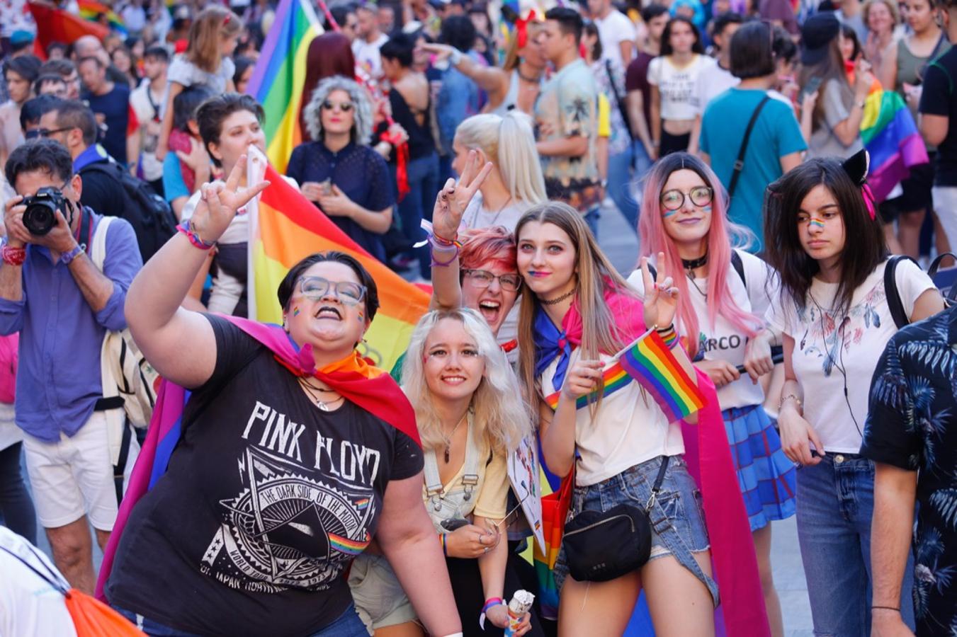 La demora en el corte del tráfico retrasa la celebración, pero más de mil personas recorren las calles para celebrar los derechos LGTBI