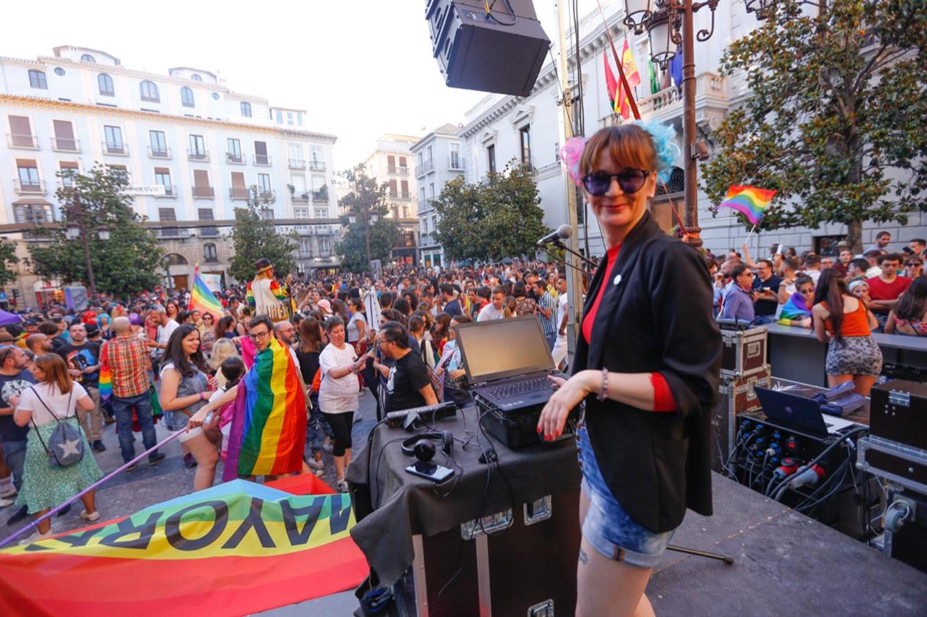 La demora en el corte del tráfico retrasa la celebración, pero más de mil personas recorren las calles para celebrar los derechos LGTBI