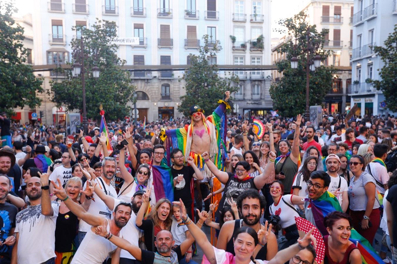 La demora en el corte del tráfico retrasa la celebración, pero más de mil personas recorren las calles para celebrar los derechos LGTBI