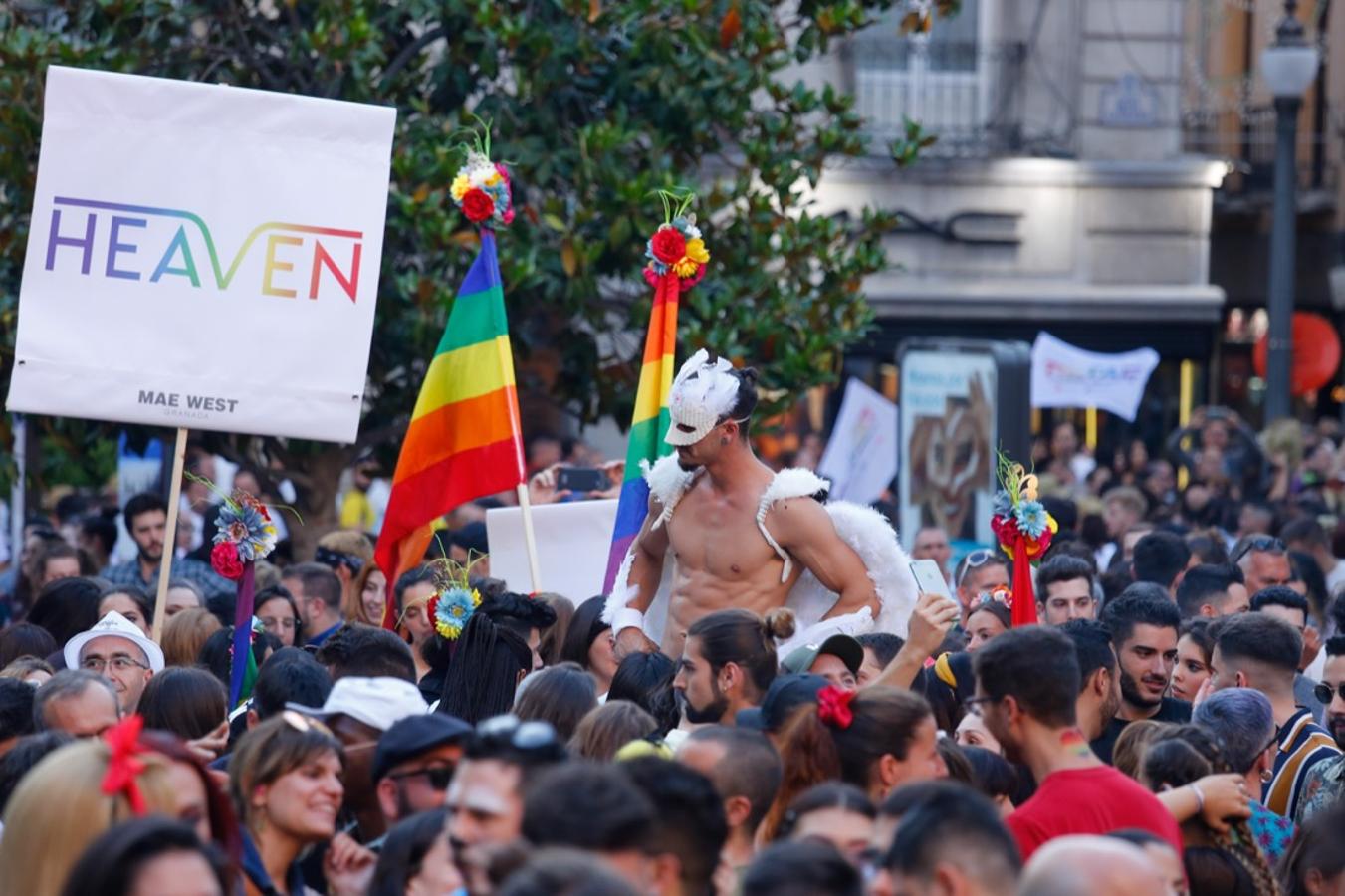 La demora en el corte del tráfico retrasa la celebración, pero más de mil personas recorren las calles para celebrar los derechos LGTBI