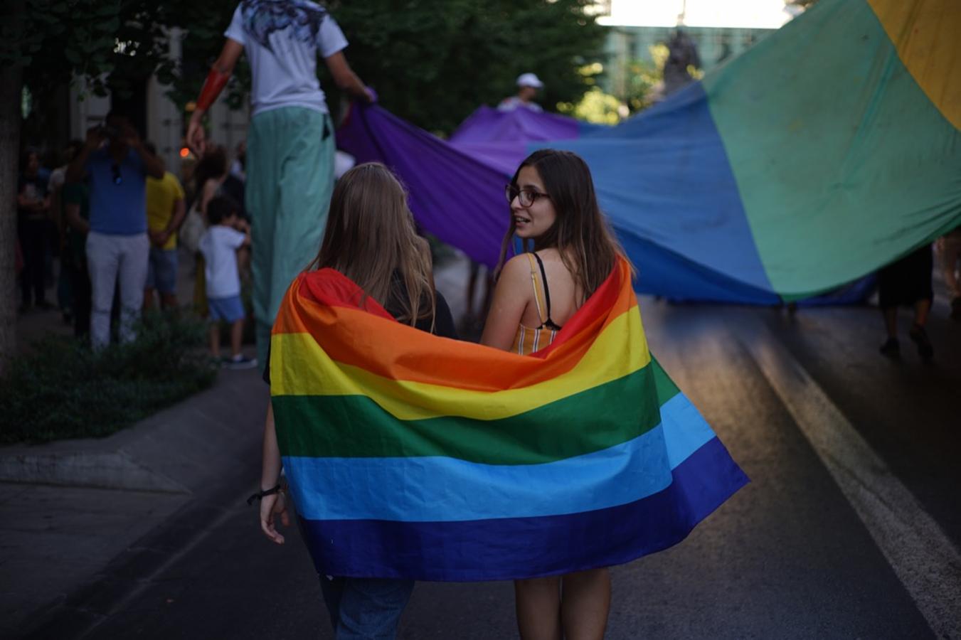 La demora en el corte del tráfico retrasa la celebración, pero más de mil personas recorren las calles para celebrar los derechos LGTBI