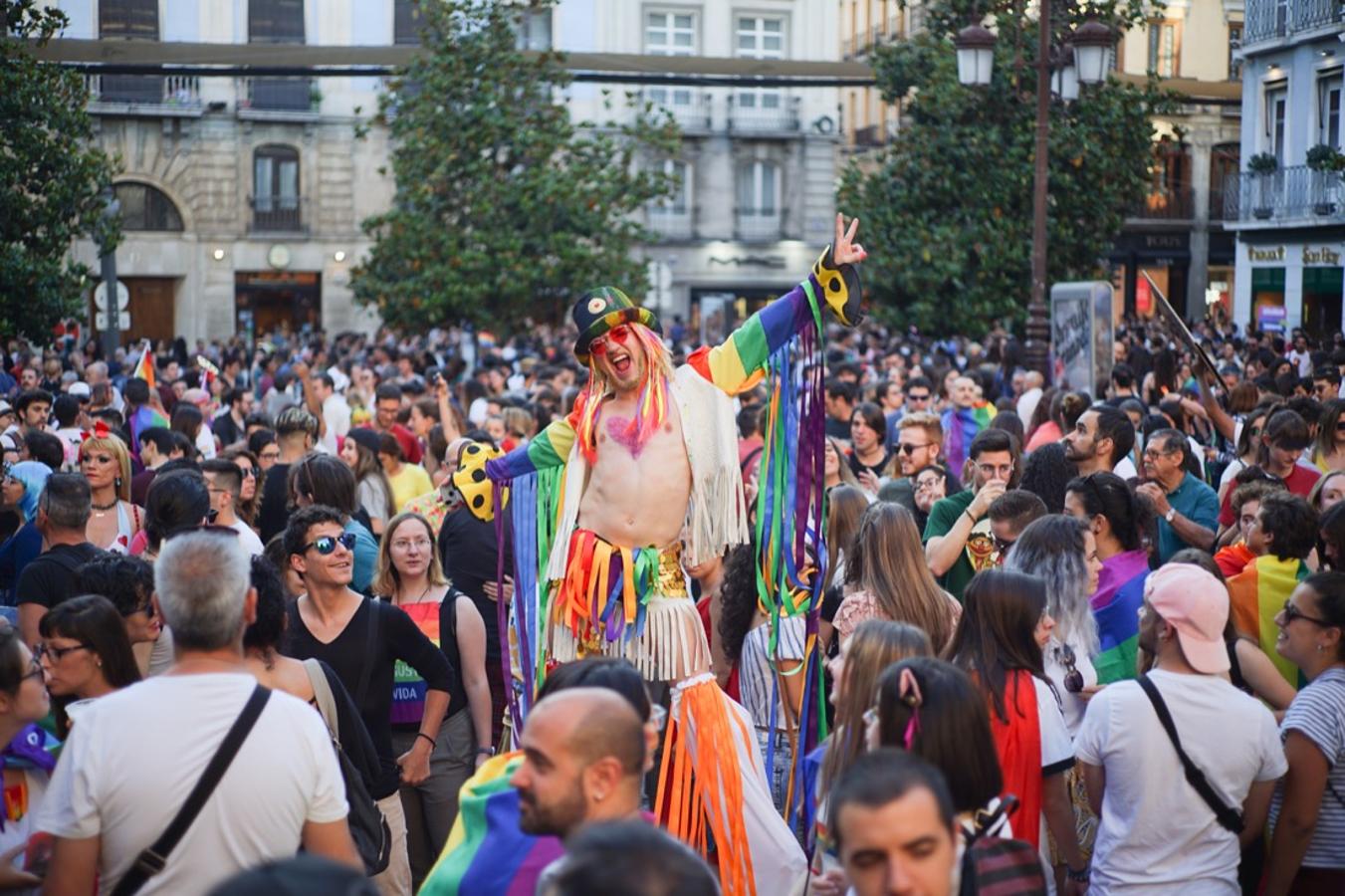 La demora en el corte del tráfico retrasa la celebración, pero más de mil personas recorren las calles para celebrar los derechos LGTBI