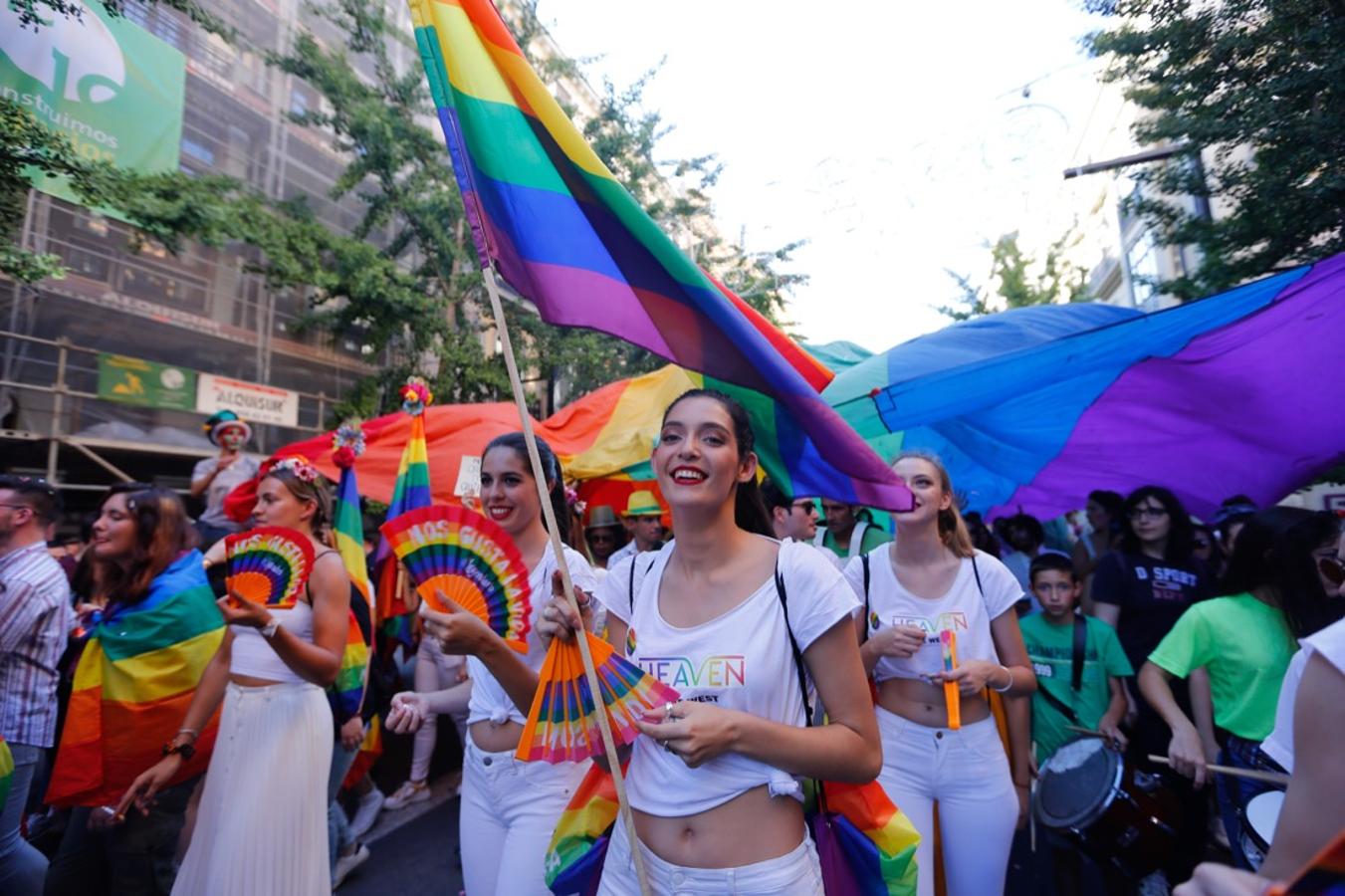 La demora en el corte del tráfico retrasa la celebración, pero más de mil personas recorren las calles para celebrar los derechos LGTBI