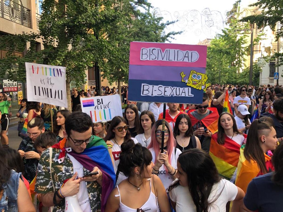 La demora en el corte del tráfico retrasa la celebración, pero más de mil personas recorren las calles para celebrar los derechos LGTBI