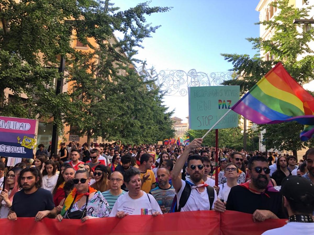 La demora en el corte del tráfico retrasa la celebración, pero más de mil personas recorren las calles para celebrar los derechos LGTBI