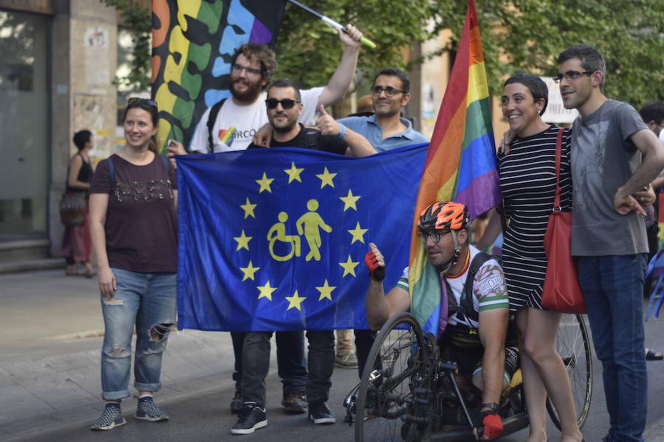 La demora en el corte del tráfico retrasa la celebración, pero más de mil personas recorren las calles para celebrar los derechos LGTBI