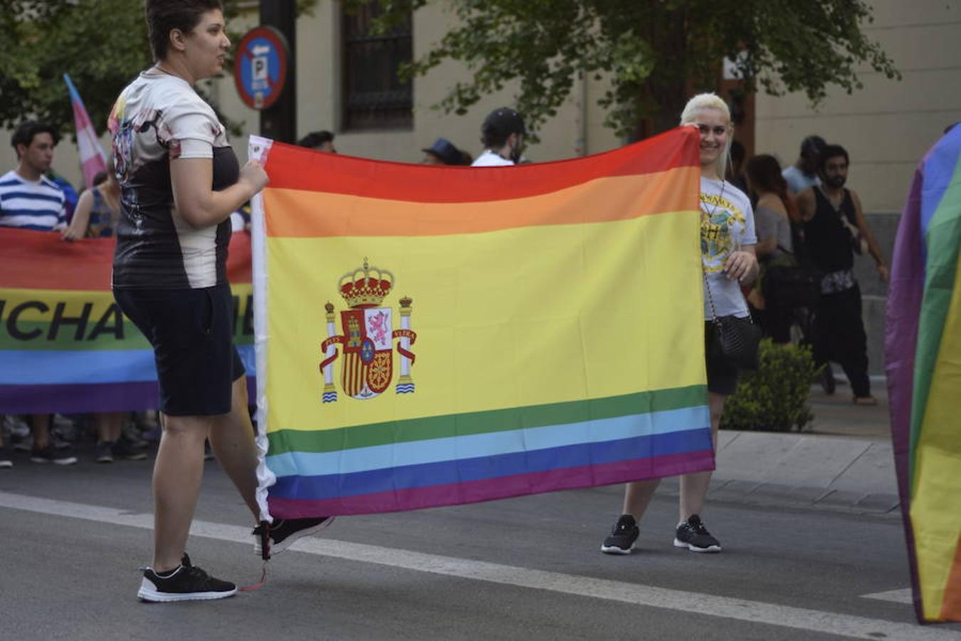 La demora en el corte del tráfico retrasa la celebración, pero más de mil personas recorren las calles para celebrar los derechos LGTBI