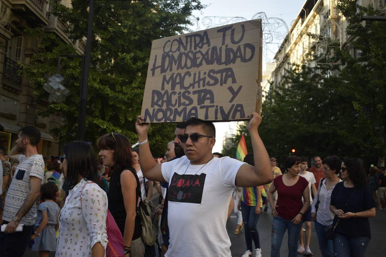 La demora en el corte del tráfico retrasa la celebración, pero más de mil personas recorren las calles para celebrar los derechos LGTBI