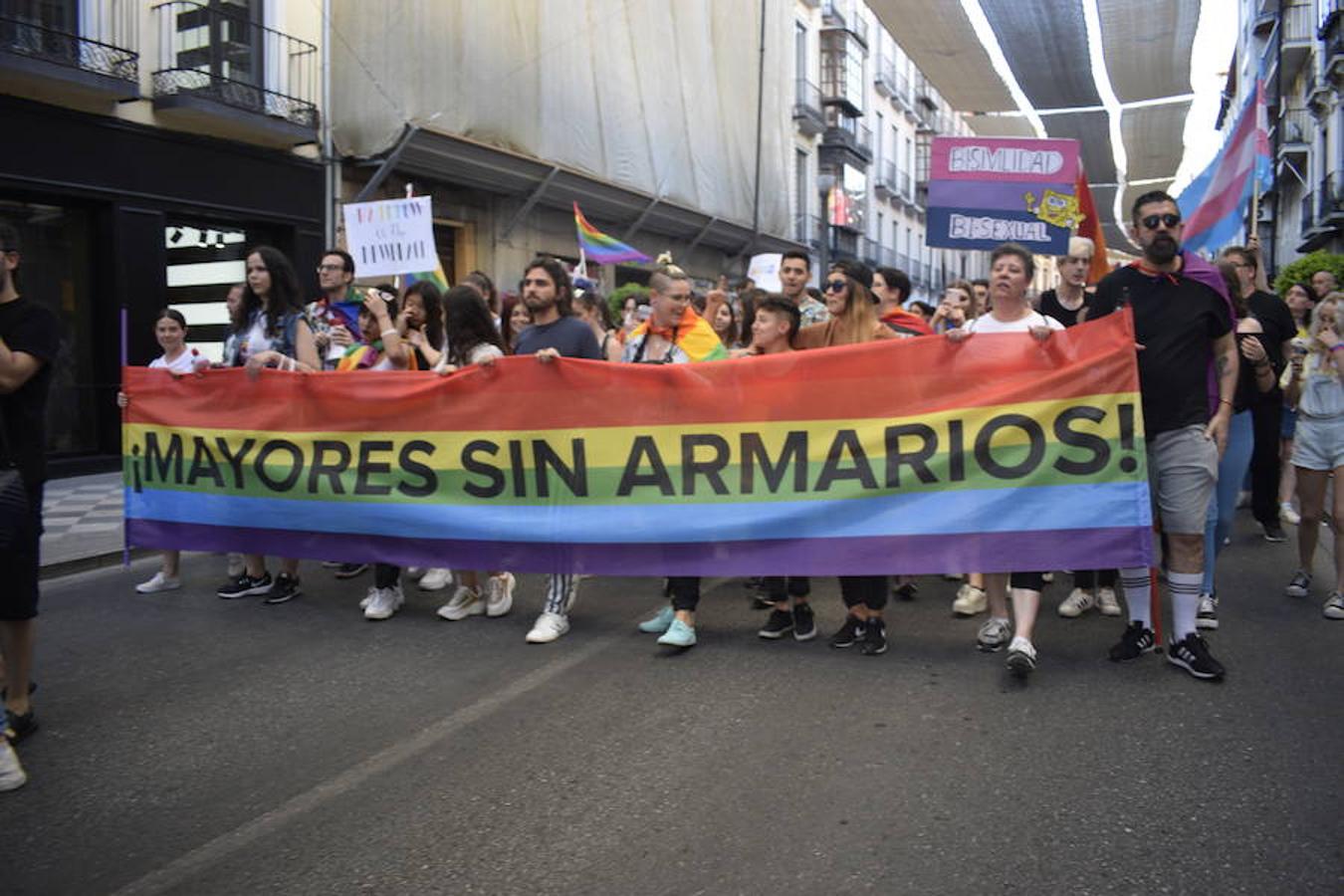 La demora en el corte del tráfico retrasa la celebración, pero más de mil personas recorren las calles para celebrar los derechos LGTBI