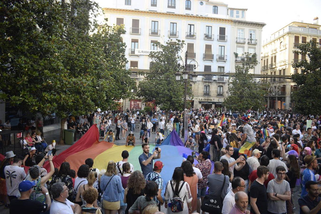 La demora en el corte del tráfico retrasa la celebración, pero más de mil personas recorren las calles para celebrar los derechos LGTBI