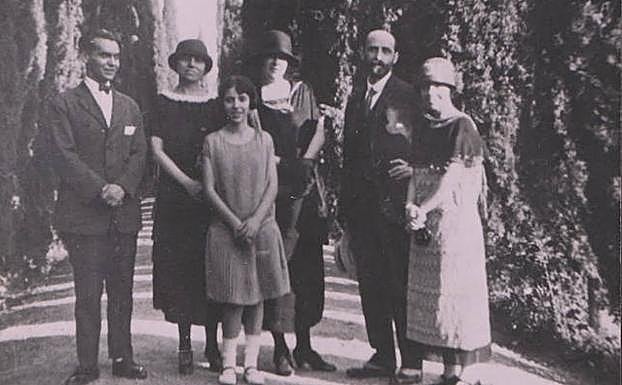 Federico, Zenobia, Isabel García Lorca, Emilia Llanos, Juan Ramón y Concha García Lorca, en el Generalife 