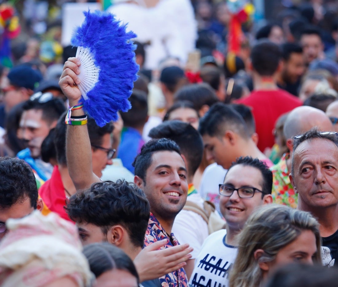 La demora en el corte del tráfico retrasa la celebración, pero más de mil personas recorren las calles para celebrar los derechos LGTBI