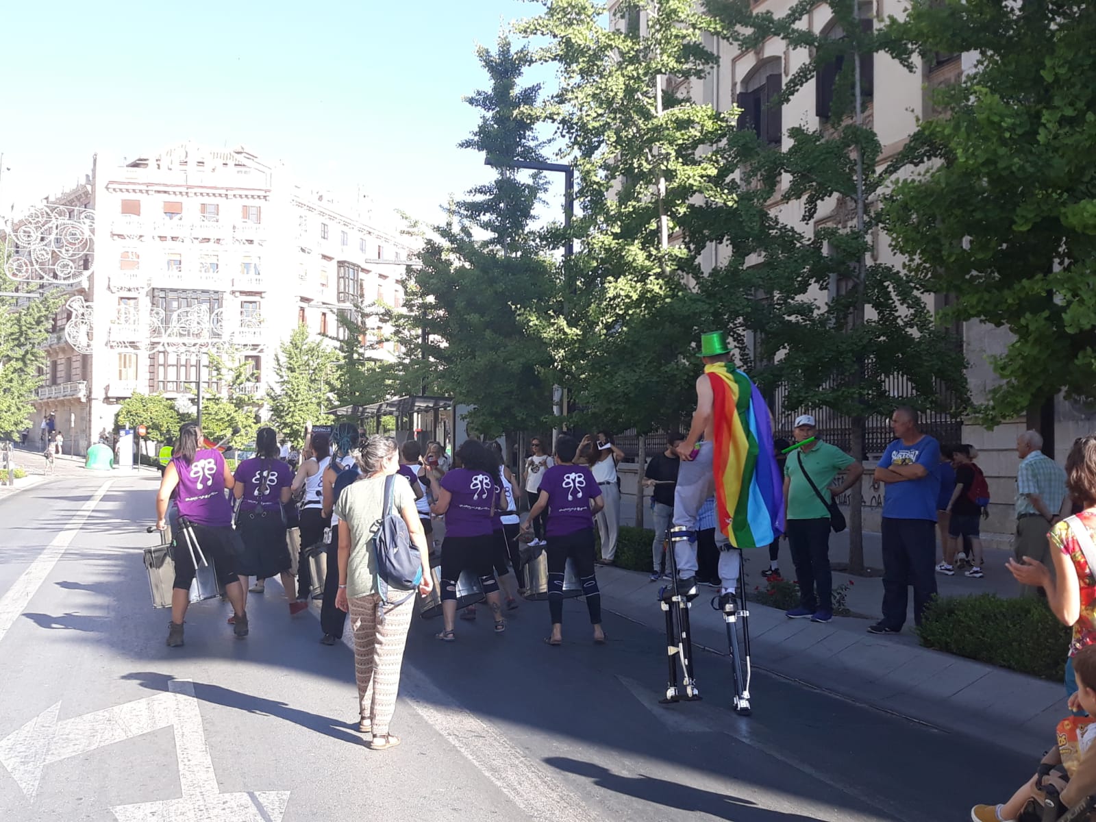 La demora en el corte del tráfico retrasa la celebración, pero más de mil personas recorren las calles para celebrar los derechos LGTBI