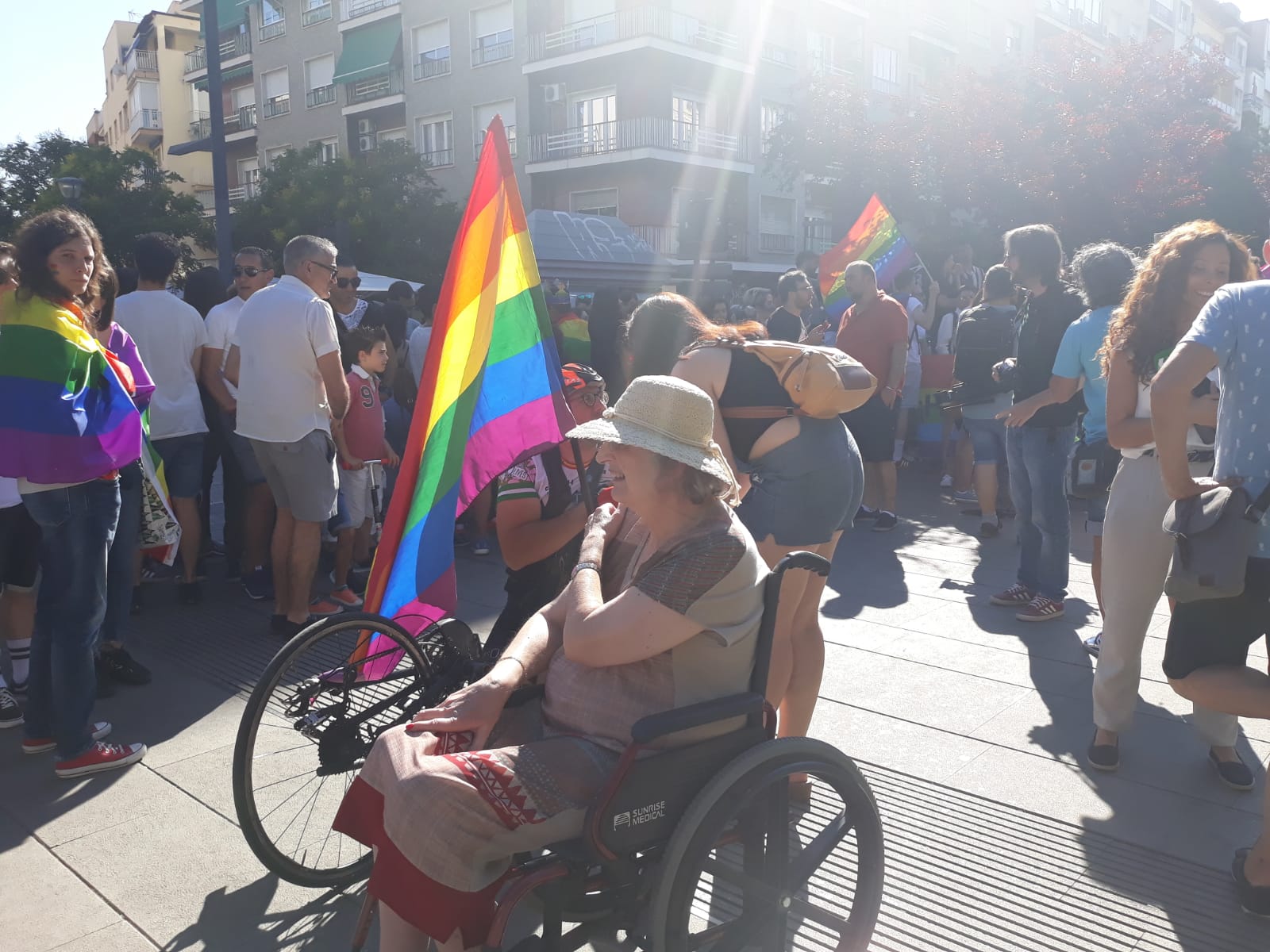 La demora en el corte del tráfico retrasa la celebración, pero más de mil personas recorren las calles para celebrar los derechos LGTBI