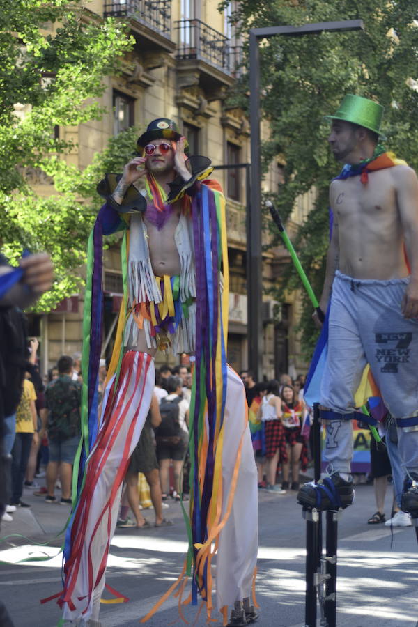 La demora en el corte del tráfico retrasa la celebración, pero más de mil personas recorren las calles para celebrar los derechos LGTBI