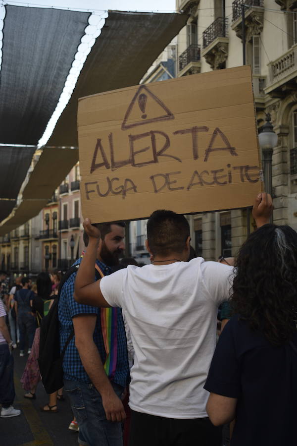 La demora en el corte del tráfico retrasa la celebración, pero más de mil personas recorren las calles para celebrar los derechos LGTBI