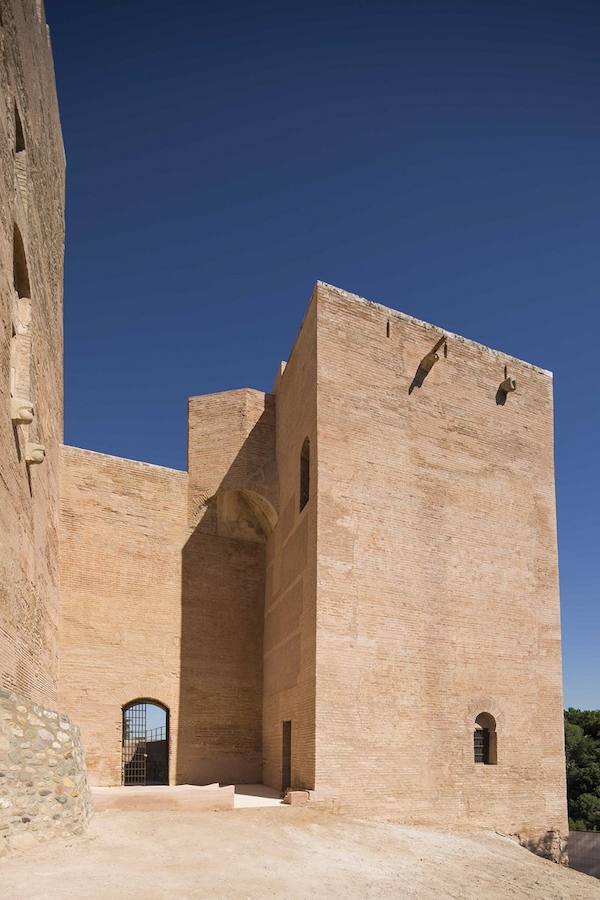 Las Torres Bermejas, también conocidas como el Castillo del Mauror, han formado parte de la historia de Granada y de la Alhambra. Su principal función, para lo que fue concebida, fue para la vigilancia de la ciudad. Una función que, posteriormente, tras la conquista de la ciudad por los Reyes Católicos, se compatibilizó con la militar. También ha tenido uso residencial y como horno cerámico.