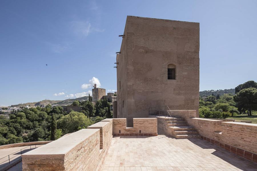 Las Torres Bermejas, también conocidas como el Castillo del Mauror, han formado parte de la historia de Granada y de la Alhambra. Su principal función, para lo que fue concebida, fue para la vigilancia de la ciudad. Una función que, posteriormente, tras la conquista de la ciudad por los Reyes Católicos, se compatibilizó con la militar. También ha tenido uso residencial y como horno cerámico.