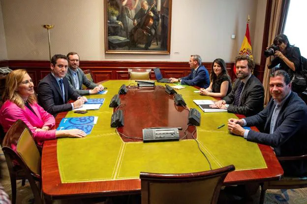García Egea y Espinosa de los Monteros lideran las conversaciones entre PP y Vox desde Madrid. 