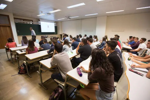 Una clase del doble grado de Física y Matemáticas en la Facultad de Ciencias de Granada.