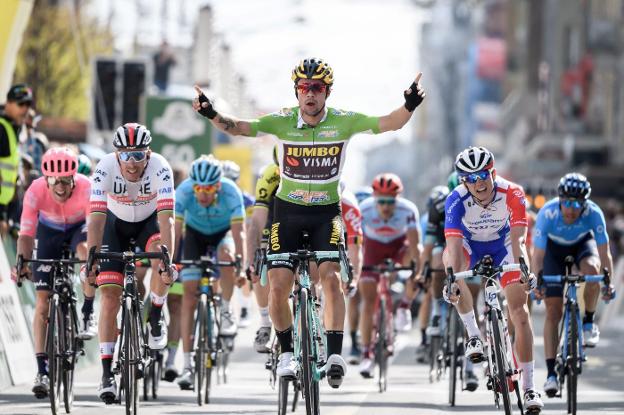 El esloveno Primoz Roglic lidera ahora mismo el UCI World Tour. :: FABRICE COFFRINI / AFP