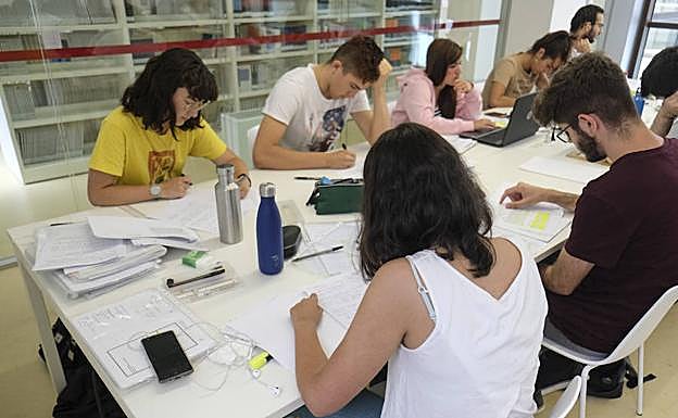 Alumnos preparan las pruebas de acceso a la Universidad en la biblioteca de la facultad de Derecho.