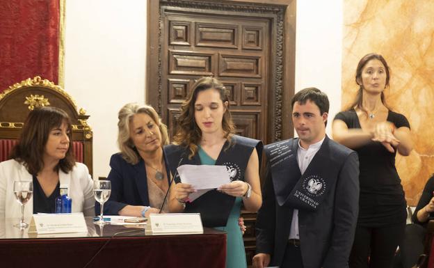 Una de las graduadas lee su discurso de agradecimiento