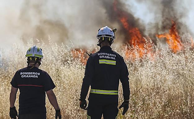 Bomberos en un incendio en Zona Norte