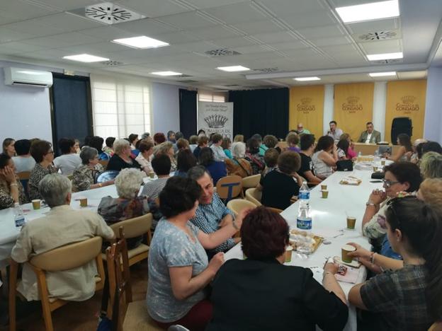 Asistentes al primer café literario del Condado.