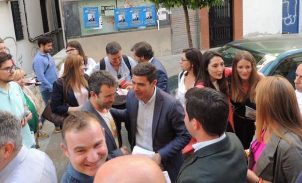 Julio Millán (centro) y María Cantos (a la derecha de perfil), cuando en campaña se encontraron los equipos de PSOE y Cs.