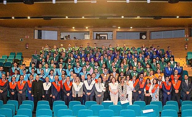 Foto de familia de los graduados.