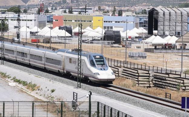 El tren AVE a su paso por Cortijo del Conde durante las pruebas.