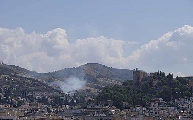 Columna de humo del incendio declarado en el Cerro de San Miguel