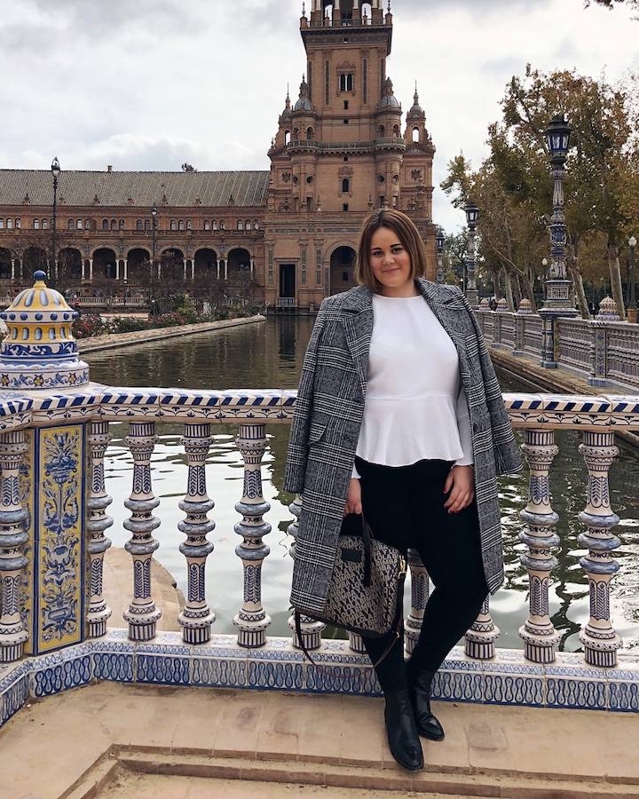 Esta granadina es el rostro detrás de 'En mi bolso caben curvas', un perfil que sirve como referencia de moda, dietas y estilo de vida a sus más de 14.000 seguidores