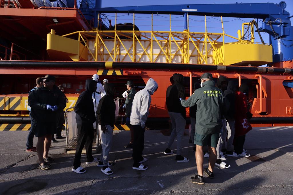 Otros cinco inmigrantes han sido evacuados en helicóptero a Almería