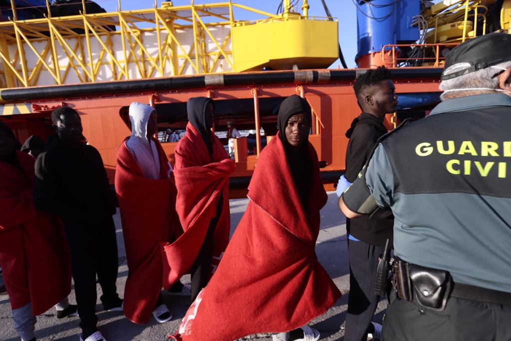 Otros cinco inmigrantes han sido evacuados en helicóptero a Almería