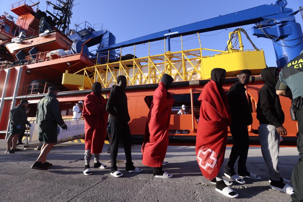 Otros cinco inmigrantes han sido evacuados en helicóptero a Almería