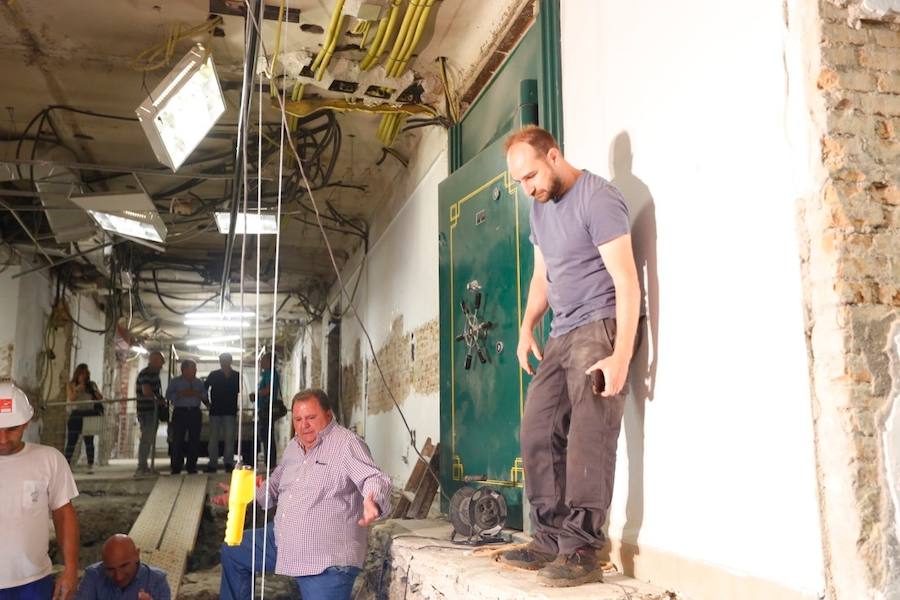 El sarcófago encontrado en las obras se traslada al Museo Arqueológico para proceder a su apertura y su estudio.