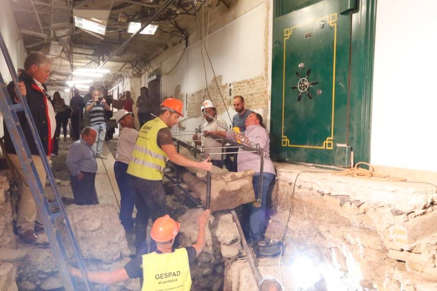 El sarcófago encontrado en las obras se traslada al Museo Arqueológico para proceder a su apertura y su estudio.