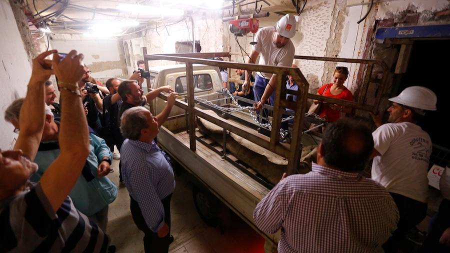 El sarcófago encontrado en las obras se traslada al Museo Arqueológico para proceder a su apertura y su estudio.