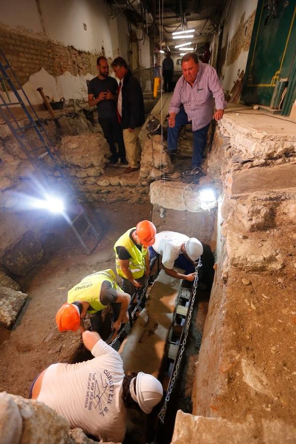 El sarcófago encontrado en las obras se traslada al Museo Arqueológico para proceder a su apertura y su estudio.