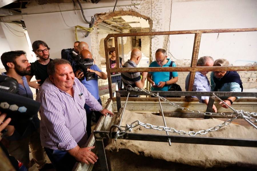 El sarcófago encontrado en las obras se traslada al Museo Arqueológico para proceder a su apertura y su estudio.