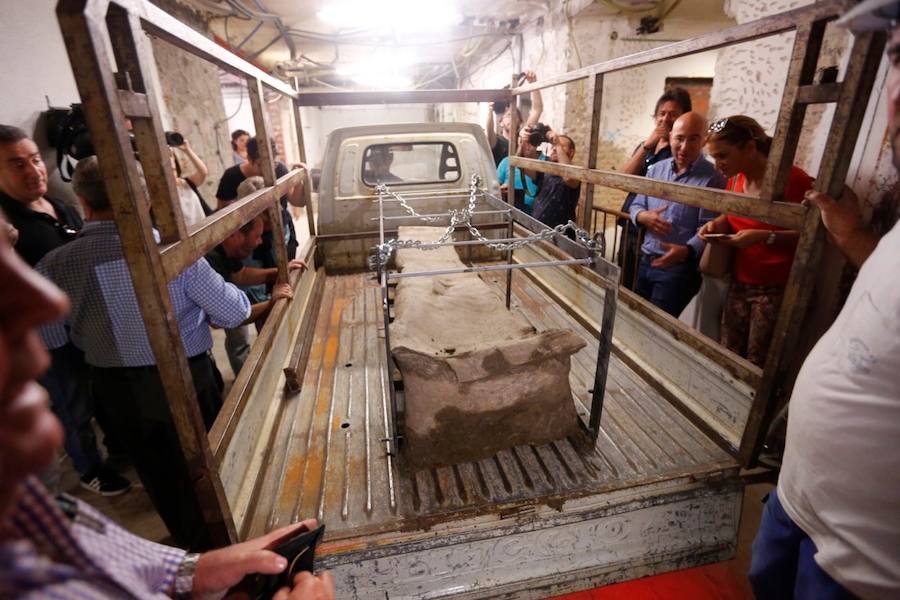 El sarcófago encontrado en las obras se traslada al Museo Arqueológico para proceder a su apertura y su estudio.