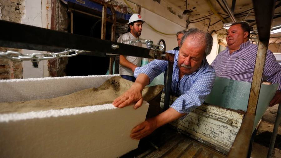 El sarcófago encontrado en las obras se traslada al Museo Arqueológico para proceder a su apertura y su estudio.
