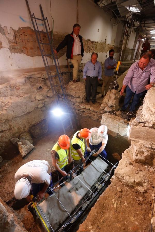 El sarcófago encontrado en las obras se traslada al Museo Arqueológico para proceder a su apertura y su estudio.