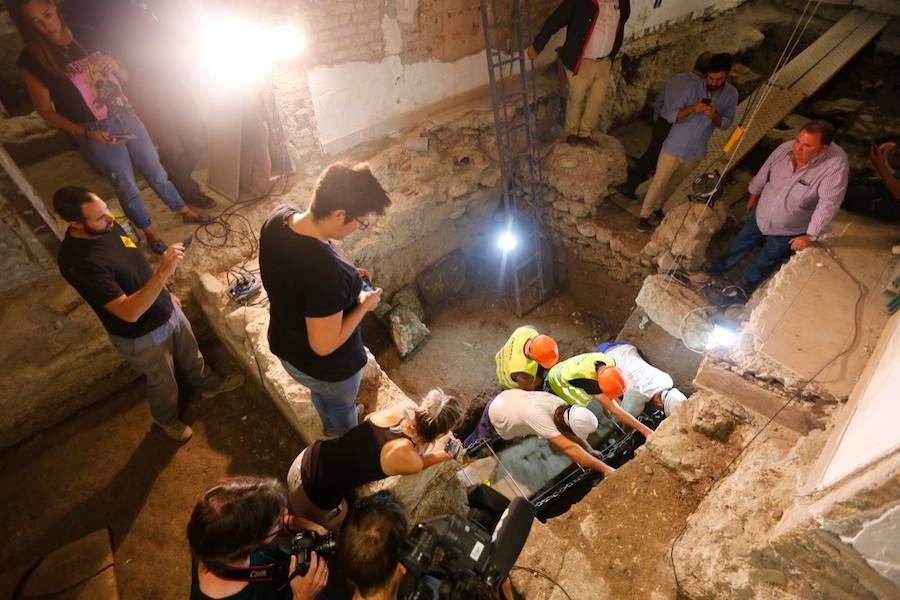 El sarcófago encontrado en las obras se traslada al Museo Arqueológico para proceder a su apertura y su estudio.