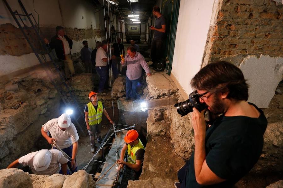 El sarcófago encontrado en las obras se traslada al Museo Arqueológico para proceder a su apertura y su estudio.